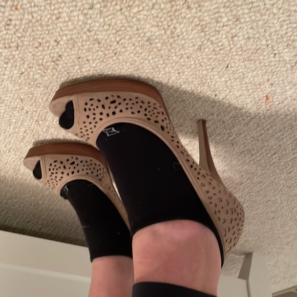Enzo Angiolini Peep Toe Eyelet Pumps - Picture 10 of 10